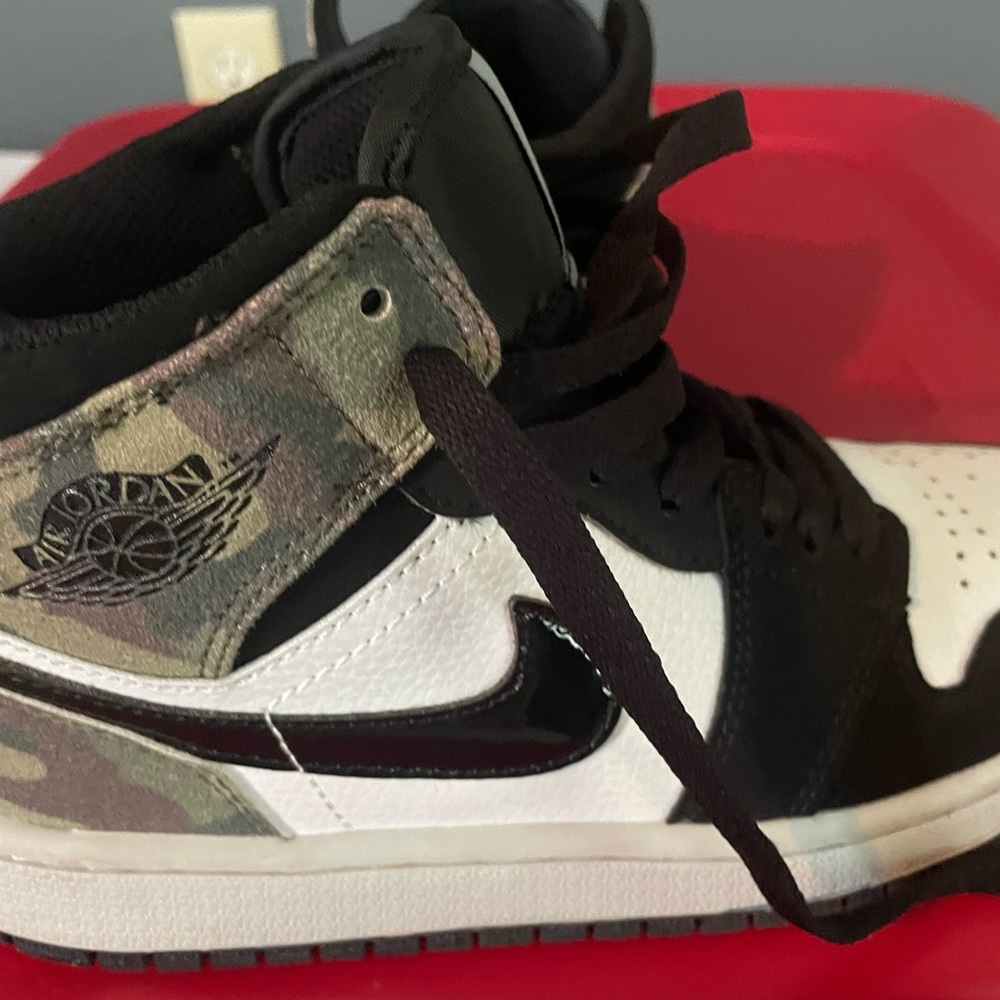 Air Jordon 1 mid Camo size 6.5 US